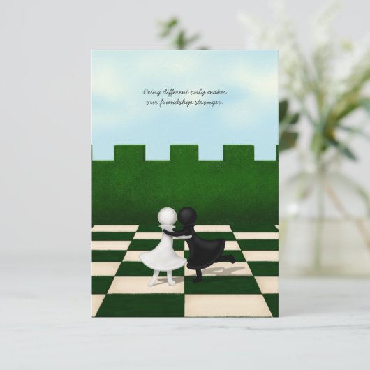 Interraciaal vriendschap Cute Pawns Hug Gepersonal RSVP Kaartje (Staand voorkant)