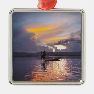 Intha visser been roeiende boot vissen met net metalen ornament