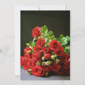 Intieme Close-Up Rode Roos Hand Vasthoudend Huweli Kaart (Achterkant)