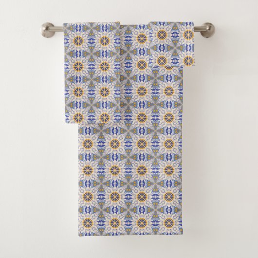 intricate blue, yellow, & white geometric pattern (En situation)