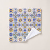 intricate blue, yellow, & white geometric pattern (Gant de toilette)