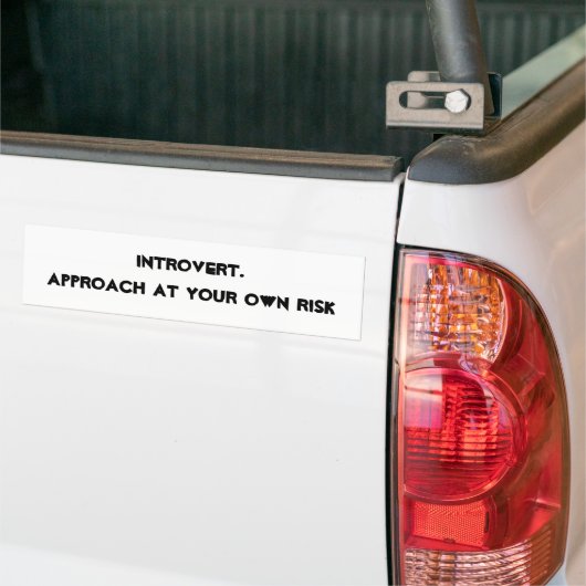 Introvert. Benadering op eigen risico Bumpersticker (Op Truck)