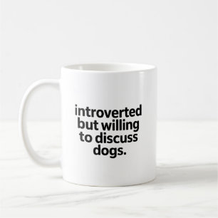 Introvert, maar bereid om over grappige honden te koffiemok