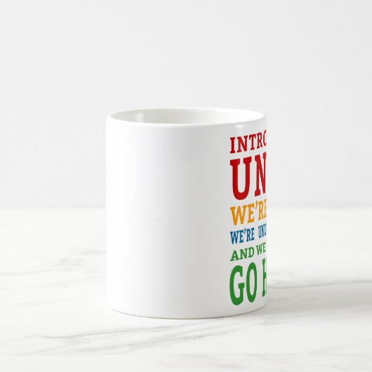 Introverts Unite - We zijn hier en willen naar hui Koffiemok (Center)