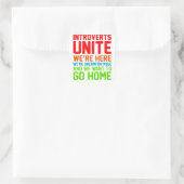 INTROVERTS UNITE WE ZIJN HIER ONVERENIGBAAR... VIERKANTE STICKER (Tas)