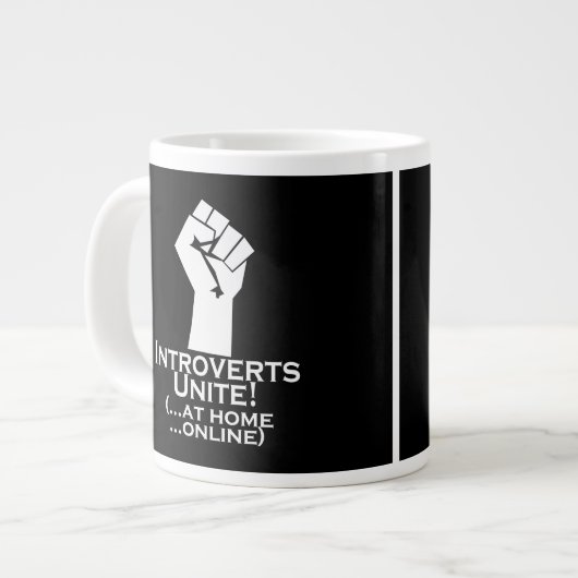 Introverts verenigen, thuis, online, grappig grote koffiekop (Voorkant links)