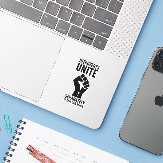 Introverts verenigen zich apart in uw eigen woning sticker (Laptop met iPhone)