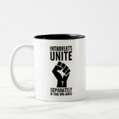 Introverts verenigen zich apart in uw eigen woning tweekleurige koffiemok (Links)