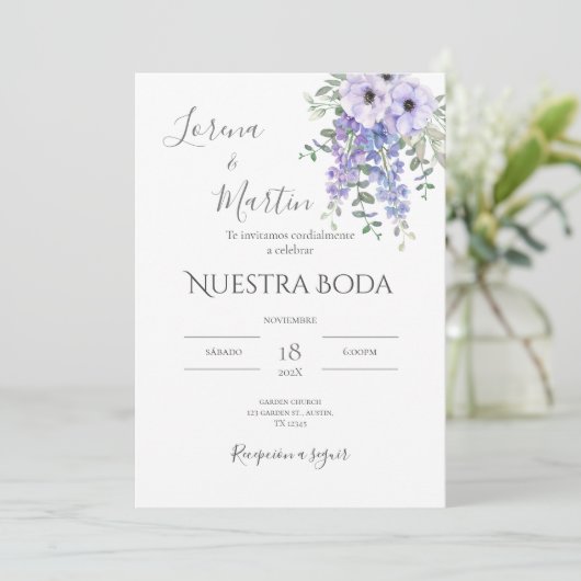 Invitación Purple Floral wedding invitation in (Debout devant)
