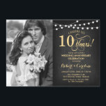 Invitation 10e anniversaire avec photo - Chalkboard Gold<br><div class="desc">Invitation au 10e anniversaire du Mariage avec photo. Design élégant en noir et faux or. Comprend un motif de tableau noir, une police de script et des lumières de chaîne de fées. Bravo à 10 ans ! Peut être personnalisé dans n'importe quelle année. Message-moi si vous avez besoin d'une personnalisation...</div>