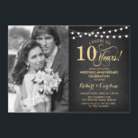 Invitation 10e anniversaire avec photo - Chalkboard Gold<br><div class="desc">Invitation au 10e anniversaire du Mariage avec photo. Design élégant en noir et faux or. Comprend un motif de tableau noir, une police de script et des lumières de chaîne de fées. Bravo à 10 ans ! Peut être personnalisé dans n'importe quelle année. Message-moi si vous avez besoin d'une personnalisation...</div>