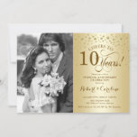 Invitation 10e anniversaire de Mariage avec photo - Or<br><div class="desc">Invitation au 10e anniversaire du Mariage avec photo. Design élégant en or avec police de script et confetti. Peut être customisé à montrer n'importe quelle année de mariage. Bravo à 10 ans !</div>