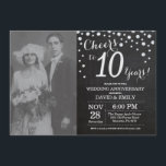 Invitation 10e anniversaire de mariage Chalkboard Noir Argent<br><div class="desc">10e anniversaire de mariage avec photo personnalisée. Invitation Chalkboard Noir et Argent. Dixième anniversaire de mariage. Fond diamanté Chalkboard Noir et Argent. Confettis argentés. Anniversaire adulte. Anniversaire de femme ou d'homme. Pour une personnalisation plus poussée, veuillez cliquer sur le bouton "Personnaliser" et utiliser notre outil de conception pour modifier ce...</div>