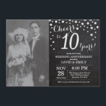 Invitation 10e anniversaire de mariage tableau noir craie arg<br><div class="desc">10e anniversaire de mariage avec photo personnalisée. Invitation tableau noir craie argent. Dixième anniversaire de mariage. Fond diamant pailleté noir et argent. Confettis argentés. Anniversaire adulte. Fête d'anniversaire pour homme ou femme. Pour une personnalisation plus poussée, veuillez cliquer sur le bouton "Personnaliser" et utiliser notre outil de conception pour modifier...</div>