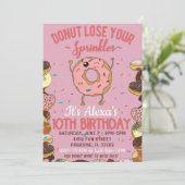 Invitation 10e anniversaire Donut Thème Amusant Fête des fill (Debout devant)