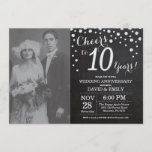 Invitation 10e anniversaire Mariage Chalkboard noir argent<br><div class="desc">10ème anniversaire de Mariage avec photo personnalisée. Chalkboard Invitation Noir et Argent. Dixième anniversaire du Mariage. Chalkboard Black et Silver Parties scintillant Arrière - plan diamant. Confetti en argent. Anniversaire adulte. Fête d'anniversaire d'une femme ou d'un homme. Pour plus de personnalisation, cliquez sur le bouton "Customiser" et utilisez notre outil...</div>