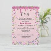 Invitation 10e Anniversaire Pink Icing Et Sprinkles (Debout devant)