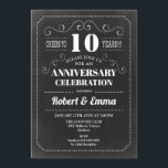 Invitation 10e fête du Mariage - Chalkboard<br><div class="desc">Invitation du 10e anniversaire du Mariage Design rétro simple avec motif de tableau noir. Carte invitation noir et blanc. Parfait pour une fête élégante ! Peut être personnalisé à n'importe quelle année. S'il vous plaît,  envoyez-moi un message si vous avez besoin d'une personnalisation supplémentaire.</div>