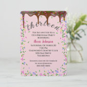 Invitation 13e Anniversaire Avec Glace Au Chocolat Et Saupoud (Debout devant)