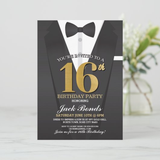 Invitation 16e anniversaire Spy Suit Black cravate Gold Tuxed (Debout devant)