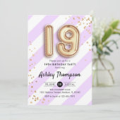 Invitation 19e anniversaire - Ballons d'or à rayures violette (Debout devant)