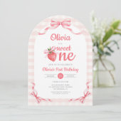 Invitation 1 Sweet One Strawberry Girl 1st Birthday (Debout devant)