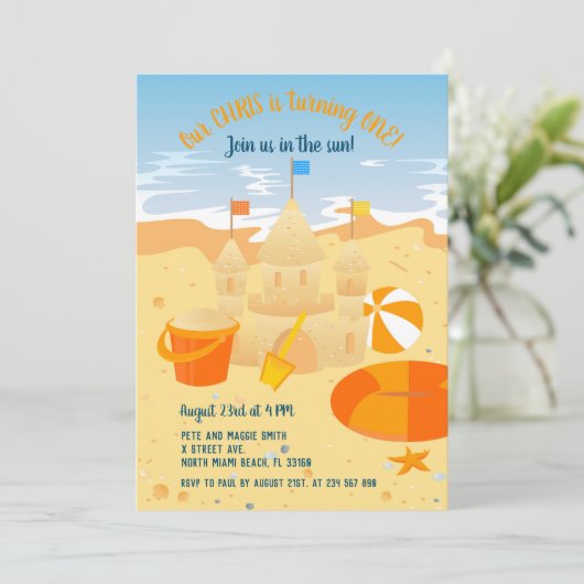 Invitation 1er anniversaire château de sable et plage fête de (Debout devant)
