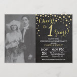 Invitation 1er anniversaire Mariage Chalkboard noir et or<br><div class="desc">1er anniversaire de Mariage avec photo personnalisée. Invitation Noir et Or Chalkboard. Chalkboard Black et Gold Parties scintillant Diamond Arrière - plan. Confetti d'or. Anniversaire adulte. Fête d'anniversaire d'une femme ou d'un homme. Pour plus de personnalisation, cliquez sur le bouton "Customiser" et utilisez notre outil de conception pour modifier ce...</div>