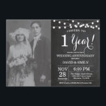 Invitation 1er anniversaire Mariage Chalkboard photo<br><div class="desc">1er anniversaire Mariage Invitation avec photo personnalisée. Arrière - plan de tableau de bord. Éclairage à cordes. Noir et blanc. 1ère, 2ème, 3ème, 4ème, 5ème, 10ème, 15ème, 20ème, 25ème, 30ème, 35ème, 40ème, 45ème, 50ème, 55ème, 60ème, 65ème, 70ème, 75ème, 80ème, n'importe quelle année. Anniversaire adulte. Fête d'anniversaire d'une femme ou d'un...</div>