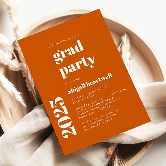Invitation 2025 Gras Typographie Burnt Orange Grad Party