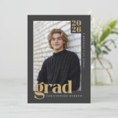 Invitation 2026 Modern Charcoal Gold Graduation Party (Debout devant)