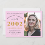 Invitation 21e Anniversaire 2002 Nom Photo Pink Grey Invitati<br><div class="desc">Pour ceux qui fêtent leur anniversaire, nous avons l'invitation idéale de fête d'anniversaire avec l'occasion d'ajouter une photo. L'arrière - plan rose avec un design de typographie gris et or est simple et élégant. Customisez facilement le texte de ce cadeau d'anniversaire en utilisant le modèle fourni. Recherche en magasin pour...</div>