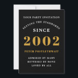 Invitation 21st Birthday 2002 Black Gold Ajouter Nom Année<br><div class="desc">Pour ceux qui fêtent leur anniversaire, nous avons la carte d'invitation idéale pour la fête d'anniversaire. L'élégant arrière - plan au design doré est simple et chic. Customisez facilement le texte à l'avant et à l'arrière de cette carte d'invitation d'anniversaire en utilisant le modèle fourni. Une partie de la gamme...</div>