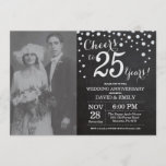 Invitation 25e anniversaire du Mariage Chalkboard Black Silve<br><div class="desc">25ème anniversaire du Mariage avec photo personnalisée. Chalkboard Invitation Noir et Argent. Vingt-cinq ans de Mariage. Chalkboard Black et Silver Parties scintillant Arrière - plan diamant. Confetti en argent. Anniversaire adulte. Fête d'anniversaire d'une femme ou d'un homme. Pour plus de personnalisation, cliquez sur le bouton "Customiser" et utilisez notre outil...</div>