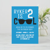 Invitation 2 Lunettes de soleil rétros Cool Garçon 2e anniver (Debout devant)