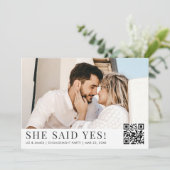 Invitation 2 Photo QR Code Modern Engagement Party (Debout devant)