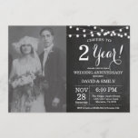 Invitation 2e anniversaire de Mariage Chalkboard photo<br><div class="desc">Invitation du 2e anniversaire du Mariage avec photo personnalisée. Arrière - plan de tableau de bord. Éclairage à cordes. Noir et blanc. 1ère, 2ème, 3ème, 4ème, 5ème, 10ème, 15ème, 20ème, 25ème, 30ème, 35ème, 40ème, 45ème, 50ème, 55ème, 60ème, 65ème, 70ème, 75ème, 80ème, n'importe quelle année. Anniversaire adulte. Fête d'anniversaire d'une femme...</div>