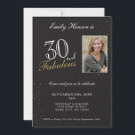 Invitation 30 et fabuleux Elegant Black Photo Anniversaire<br><div class="desc">30 et Fabulous Elegant Black Photo 30th Birthday Invitation. Soirée d'anniversaire de photo en noir élégant. Le fabuleux motif est à l'envers. Ajoutez votre photo et customisez le texte sur l'invitation. Idéal pour une fête d'anniversaire de femme.</div>