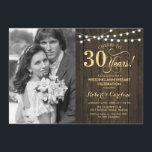 Invitation 30e anniversaire avec photo - Bois rustique or<br><div class="desc">Carton d'invitation pour les 30 ans de mariage avec photo. Design élégant avec motif de bois brun foncé et or faux. Caractéristiques de la police de caractères script et lumières féeriques. À 30 ans de bonheur ! Peut être personnalisé pour n'importe quelle année. Envoyez-moi un message si vous avez besoin...</div>