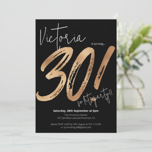 Invitation 30e Anniversaire Script Or Noir Moderne (Debout devant)
