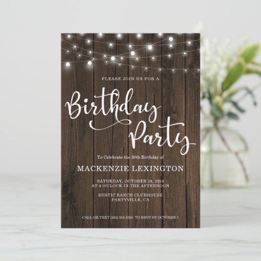 Invitation 30e fête d'anniversaire Rustic String Lights Wood (Debout devant)