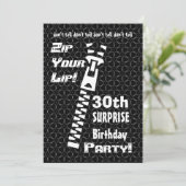 Invitation 30e SURPRISE Funny Birthday Party Zip Your Lip (Debout devant)