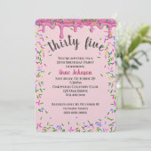 Invitation 35e Anniversaire Pink Icing Et Sprinkles (Debout devant)