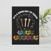 Invitation 3/4, C'est un bon jour pour apprendre de minuscule (Debout devant)