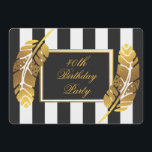 Invitation 40e anniversaire de la plume d'or sur les bandes b<br><div class="desc">Plumes d'or sur les invitations à la fête du 40e anniversaire de Black & White Stripes. Ces invitations glamour et modernes sont dotés d'élégantes plumes en feuille d'or. Tous les textes d'information pertinents sont entièrement personnalisables à l'aide des invites de menu faciles à utiliser de Zazzle. Choisissez parmi une grande...</div>