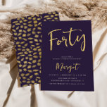 Invitation 40e anniversaire Purple Gold Forty Milestone<br><div class="desc">Cette invitation branchée comporte un en-tête de script et vos informations customisées. Utilisez le formulaire modèle pour ajouter les détails de votre fête. La fonction Personnaliser vous permet de modifier le style de police et d'ajouter ou de supprimer du texte.</div>