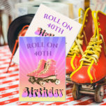 Invitation 40e anniversaire Retro Roller Skate Sunbeam<br><div class="desc">Une invitation à la fête du 40e anniversaire sur le thème des années 1970 avec une grande paire de patins à rouleaux. Modifiez facilement les informations pour votre propre invitation d'anniversaire personnalisée. Des rayons de soleil violets et jaunes figurent également sur la carte annonçant un 40e anniversaire. D'une gamme personnalisée...</div>