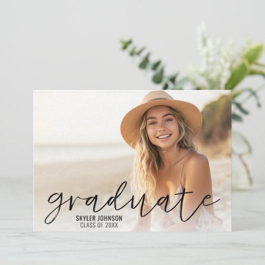 Invitation 4 Photo Script tendance Graduation moderne (Debout devant)