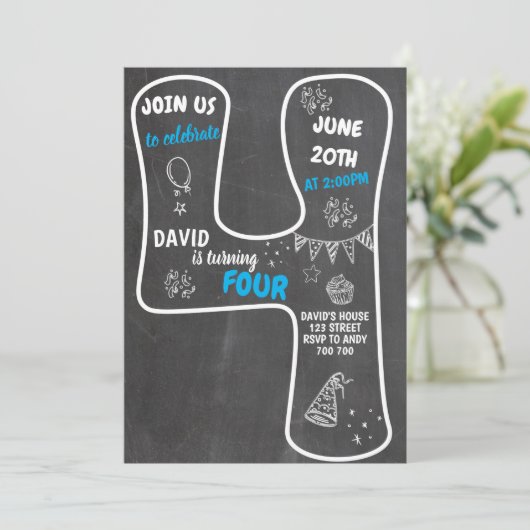 Invitation 4e anniversaire Boy Chalkboard Blue Number (Debout devant)