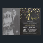 Invitation 4e anniversaire Mariage Chalkboard noir et or<br><div class="desc">4ème anniversaire de Mariage avec photo personnalisée. Invitation Noir et Or Chalkboard. Quatrième anniversaire du Mariage. Chalkboard Black et Gold Parties scintillant Diamond Arrière - plan. Confetti d'or. Anniversaire adulte. Fête d'anniversaire d'une femme ou d'un homme. Pour plus de personnalisation, cliquez sur le bouton "Customiser" et utilisez notre outil de...</div>